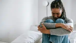 Mulher refletindo sobre o que significa a solidão em um dia difícil. ( Pessoa isolada em casa pensando sobre saúde mental e isolamento emocional)